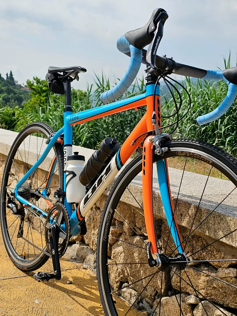 Bicicleta de estrada BH OQUINA 557. Decorada em azul e laranja com as cores da Gulf