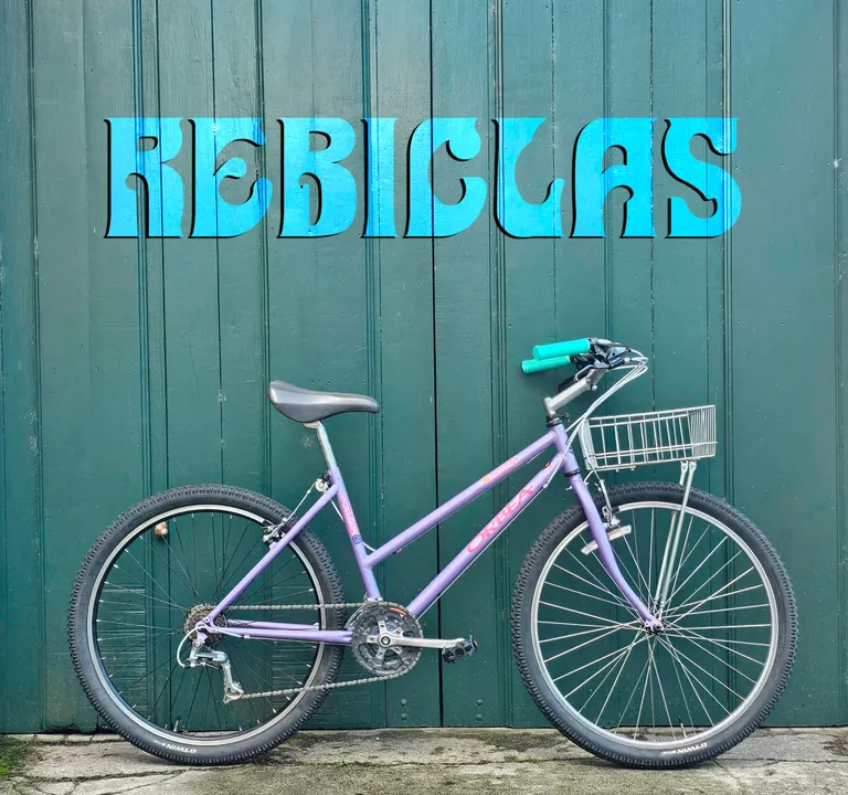 Bicicleta Orbea rosa, com cesto tipo pasteleira