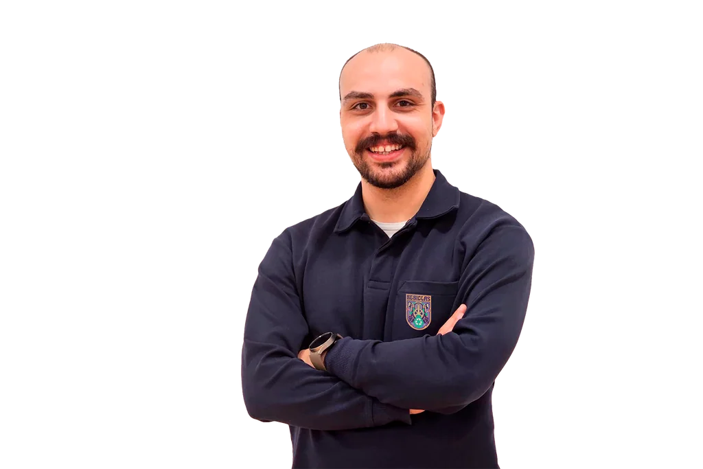 Retrato do fundador da Rebiclas, de braços cruzados